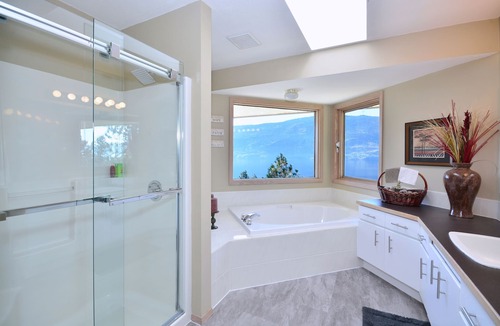 Central Okanagan House | View home close to Okanagan Lake / Aug 19-27 open!!! Book NOW!!!