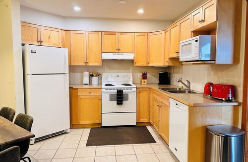 Cougar Creek Apartment | W463 Top Floor Suite in Canmore- A/C, King bed, Central, Gym, Free parking, 2BR