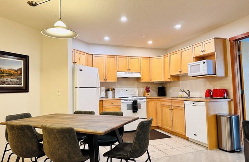Cougar Creek Apartment | W463 Top Floor Suite in Canmore- A/C, King bed, Central, Gym, Free parking, 2BR