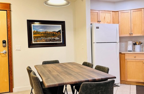 Cougar Creek Apartment | W463 Top Floor Suite in Canmore- A/C, King bed, Central, Gym, Free parking, 2BR