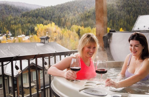 Sun Peaks House | Walk to Bike Park & Golf | Hot Tub · Arcade