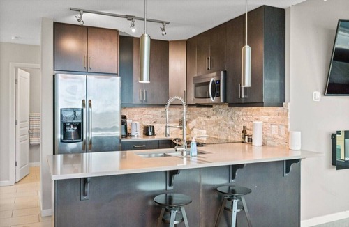 Victoria Park Apartment | Walk to Saddledome | DT Views| 2BR | UG Parking|AC