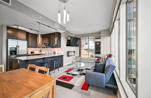 Victoria Park Apartment | Walk to Saddledome | DT Views| 2BR | UG Parking|AC