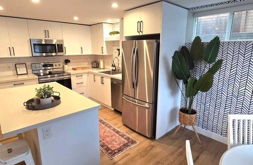 Prince George House | Walk to UHNBC | Boho Suite · Firepit · Pets OK