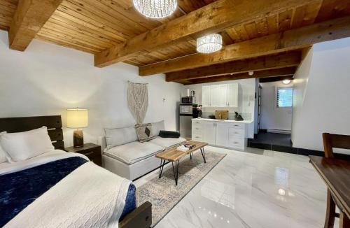 Ucluelet Hotel | Waterfront Hot Tub Firepit King Bed - 6H