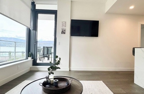 South Pandosy Apartment | Waterfront luxurious 2-bedroom/2 bath apartment in fabulous Kelowna