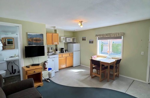 Osoyoos Apartment | Waterfront Suite: Patio & Lake Views at Green