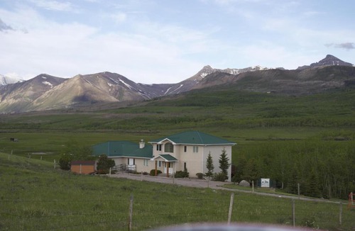 Twin Butte Hotel | Waterton Country Villas - 2 Private Room w view