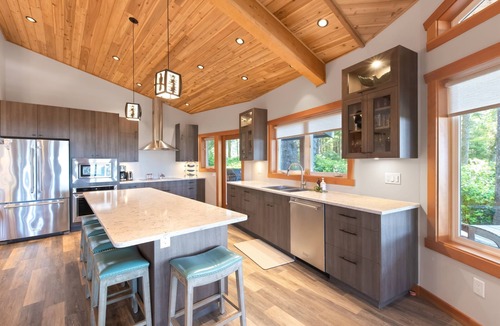 Tofino House | Waves End- Chesterman Beach, hot tub, views!