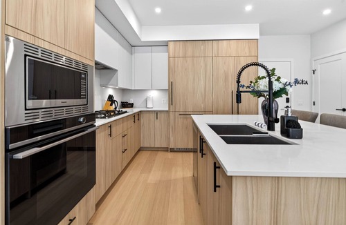 Central Okanagan Condo | Welcome to Zara at Lakestone! Modern 1BR Lake Country condo with mountain views, balcony, BBQ & gourmet kitchen. Sleeps 4 (Queen bed + sofa bed). Enjoy premier lakeside living with a gym, sauna & pickleball courts. Perfect for Okanagan getaways!