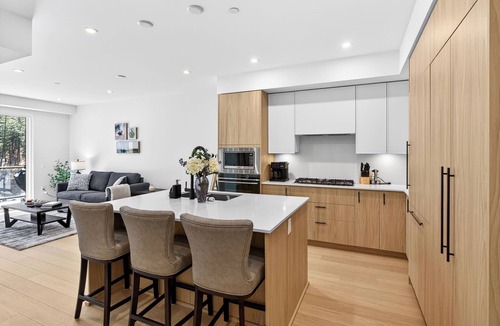 Central Okanagan Condo | Welcome to Zara at Lakestone! Modern 1BR Lake Country condo with mountain views, balcony, BBQ & gourmet kitchen. Sleeps 4 (Queen bed + sofa bed). Enjoy premier lakeside living with a gym, sauna & pickleball courts. Perfect for Okanagan getaways!