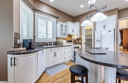 West Edmonton House | WEM A/C Luxury Bungalow Ravine Accessible