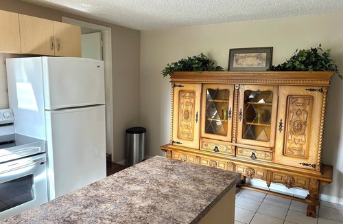 Central Okanagan House | West Kelowna Cozy Vineyard Farmhouse (entire house)