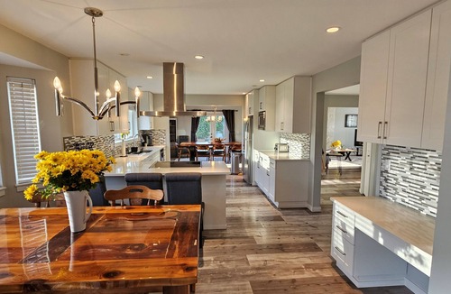 Metro Vancouver Regional District House | Westham Island Getaway! Hot tub/Fire Pit! Sleeps 17 in a quaint farm setting.