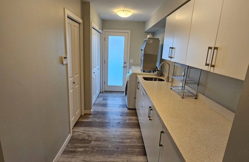 Metro Vancouver Regional District House | Westham Island Getaway! Hot tub/Fire Pit! Sleeps 17 in a quaint farm setting.