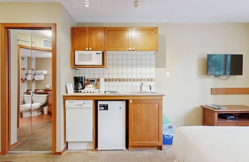 Village North Hotel | Whistler - Cascade Lodge 211