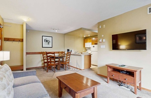 Village North Hotel | Whistler - Cascade Lodge 220