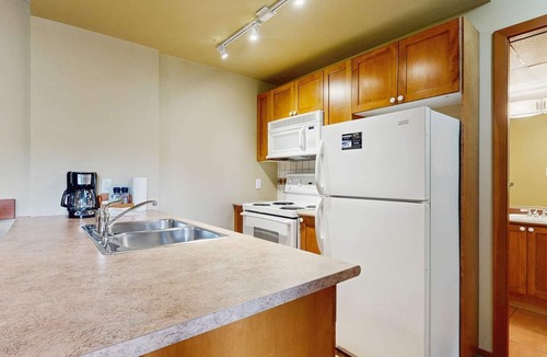 Village North Hotel | Whistler - Cascade Lodge 220