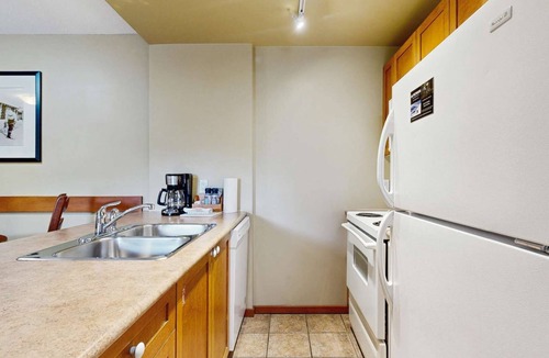 Village North Hotel | Whistler - Cascade Lodge 220