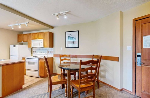 Village North Hotel | Whistler - Cascade Lodge 306