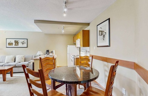 Village North Hotel | Whistler - Cascade Lodge 306