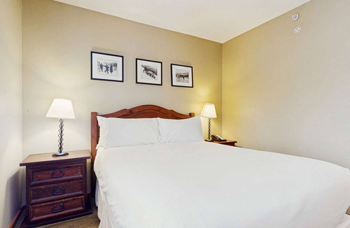 Village North Hotel | Whistler - Cascade Lodge 337