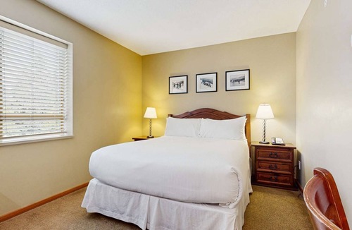 Village North Hotel | Whistler - Cascade Lodge 337