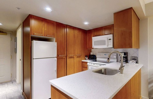 Whistler Village Hotel | Whistler - Whistler Peak Lodge 3304