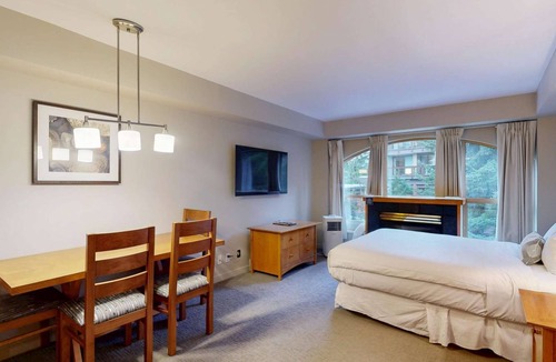 Whistler Village Hotel | Whistler - Whistler Peak Lodge 3304