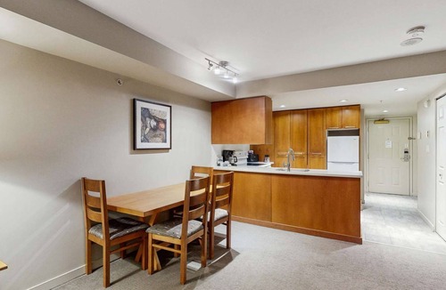 Whistler Village Hotel | Whistler - Whistler Peak Lodge 410