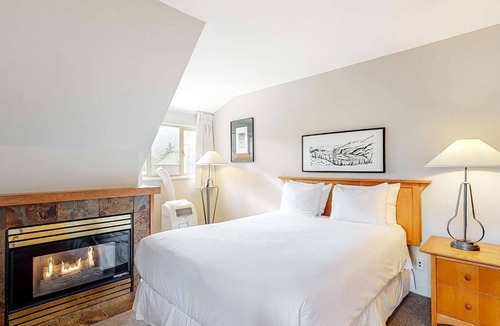 Whistler Village Hotel | Whistler - Whistler Peak Lodge 602