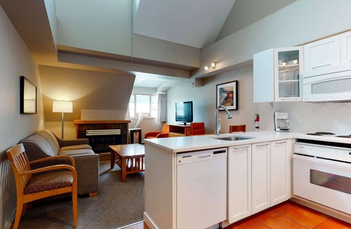 Whistler Village Hotel | Whistler - Whistler Peak Lodge 613