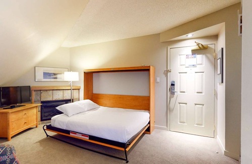 Whistler Village Hotel | Whistler - Whistler Peak Lodge 528