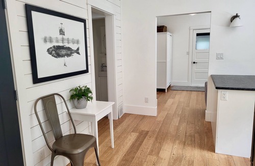 Salmon Arm House | White House - Entire downtown cottage