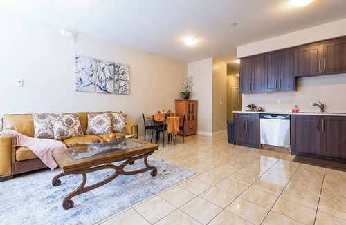 White Rock House | White Rock Beach Private Entrance Self Check-in Free Parking Equipped Kitchen WF