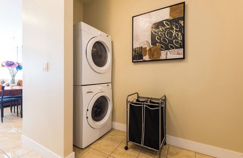 White Rock House | White Rock Beach Private Entrance Self Check-in Free Parking Equipped Kitchen WF