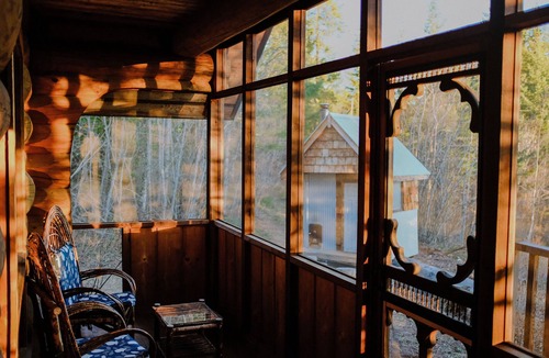 Mara Cottage | Wild Rose Cabin at Tin Poppy: Off-Grid Glamping + Private Sauna near Salmon Arm.