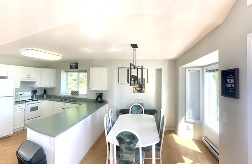 Celista House | "WILD SIDE" Duplex - Semi-Waterfront - Shuswap Lake