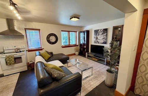 Fairfield Apartment | Wonderful 2 bedroom/2 bath fully furnished suite steps from the Ocean