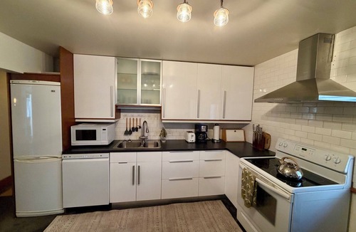 Fairfield Apartment | Wonderful 2 bedroom/2 bath fully furnished suite steps from the Ocean