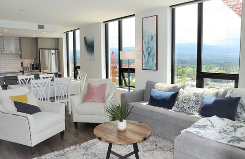 Downtown Kelowna Condo | Wow SubPenthouse 22nd Floor/Downtown LakeView/2BD+Den 1020 sqft Indoor