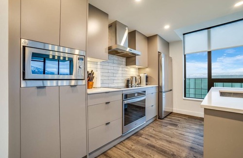 Downtown Kelowna Condo | Wow SubPenthouse 22nd Floor/Downtown LakeView/2BD+Den 1020 sqft Indoor