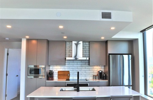 Downtown Kelowna Condo | Wow SubPenthouse 22nd Floor/Downtown LakeView/2BD+Den 1020 sqft Indoor
