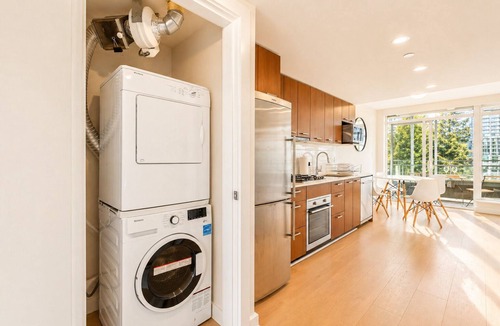 Downtown Vancouver Apartment | Yaletown, A/C, parking, 7 min walk to beach, downtown, Skytrain