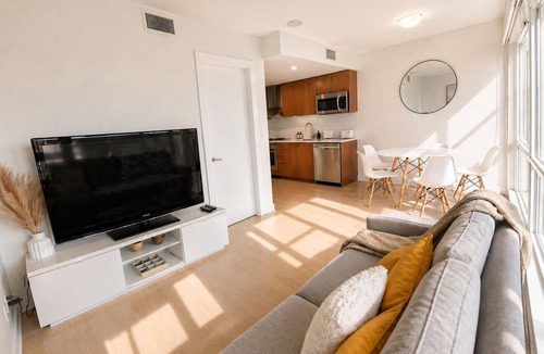 Downtown Vancouver Apartment | Yaletown, A/C, parking, 7 min walk to beach, downtown, Skytrain