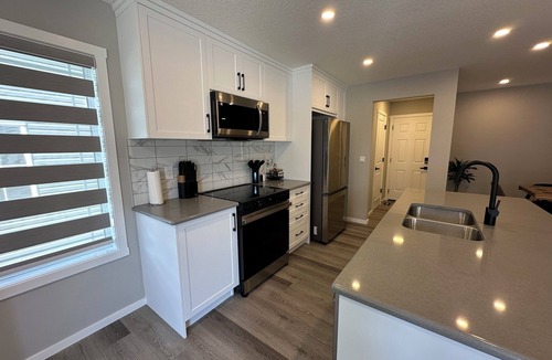 Airdrie House | ✨your home away from home✨Modern Comfort in a spacious 3-Bedroom Townhome