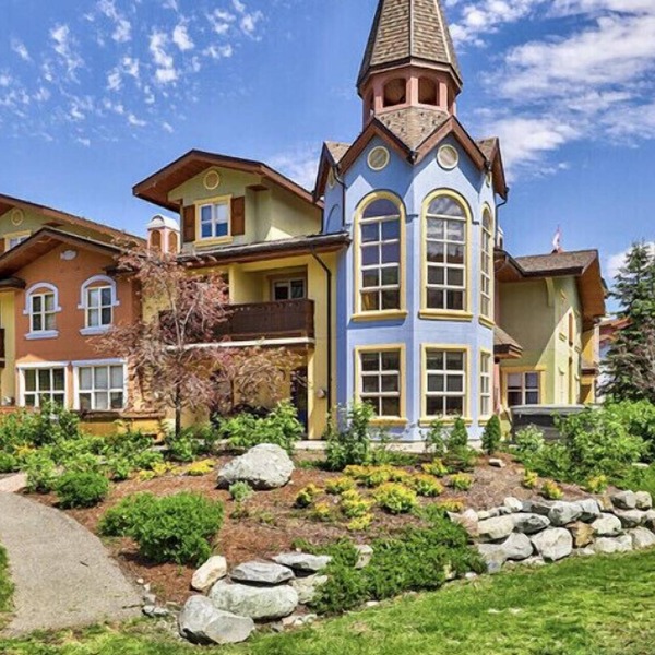 Beautiful 4 bedroom townhouse close to village.