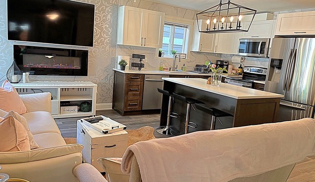 1 Bedroom LUX Farmhouse Suite - Bear Mountain - Victoria