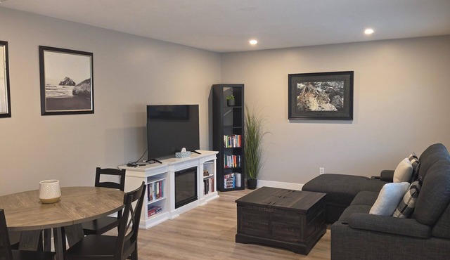 1 bedroom suite in quiet neighbourhood, 3km from Thunderbird,private fenced yard