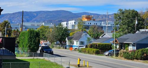 1 block to Kelowna General Hospital 2 blocks to Beach 1km to OUC 1km to Downtown Kelowna 20min to YLW